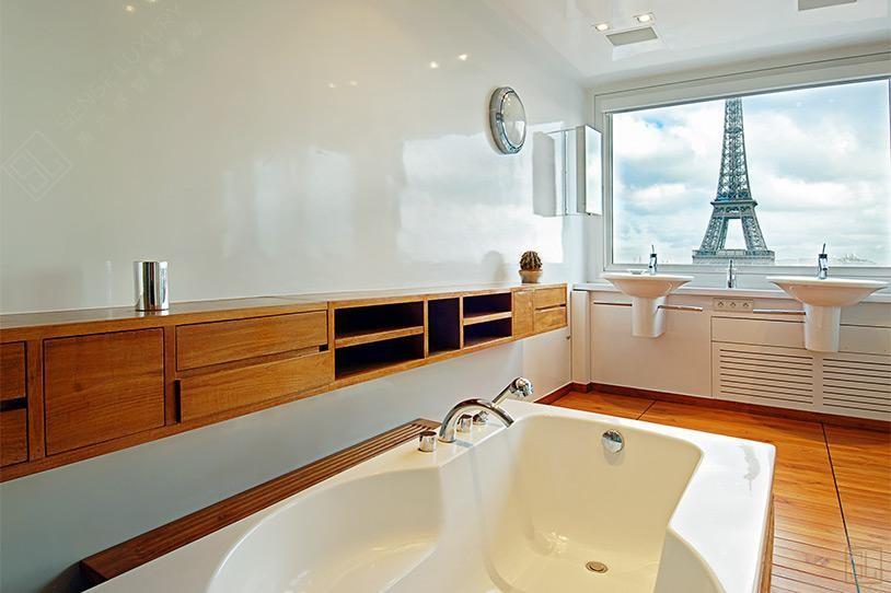 法国巴黎全景公寓能看到巴黎铁塔的浴室
