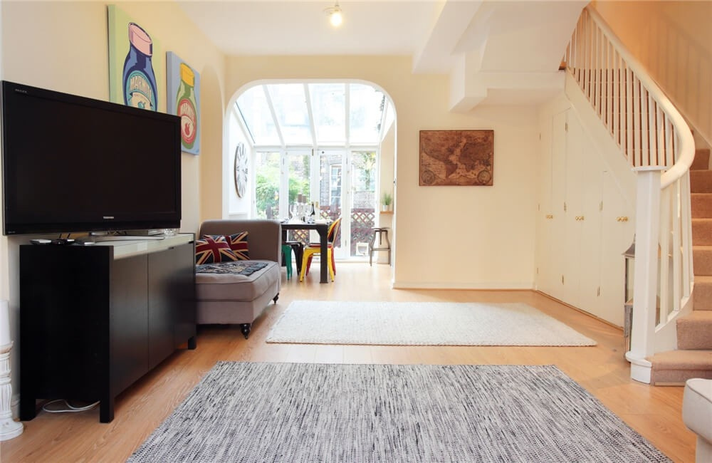 House With Hidden Flat - Photo 5