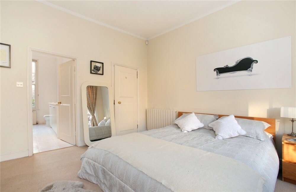 House With Hidden Flat - Photo 17