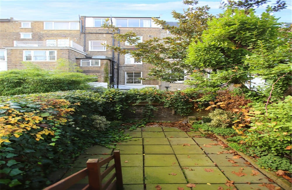 House With Hidden Flat - Photo 25