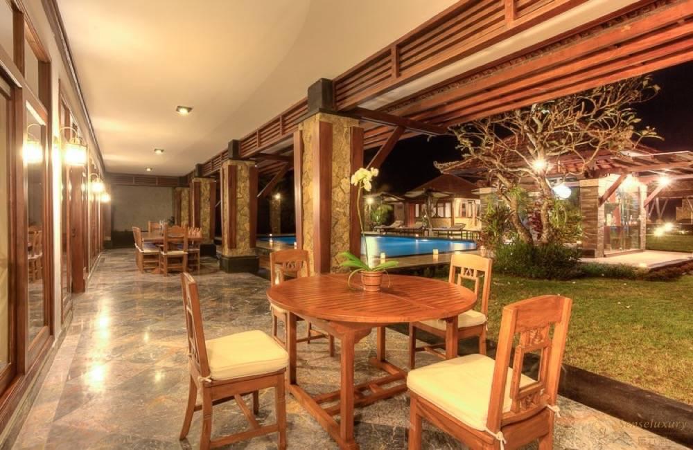 巴厘岛沙努尔海滩豪华海洋别墅室外休息区
