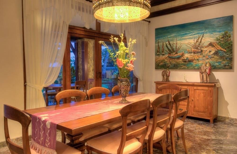 巴厘岛沙努尔海滩豪华海洋别墅客厅餐桌