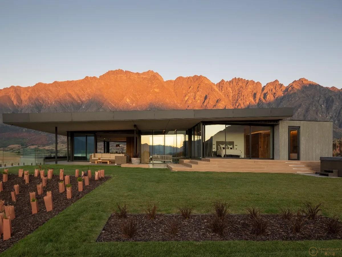 Falconridge - Main Photo