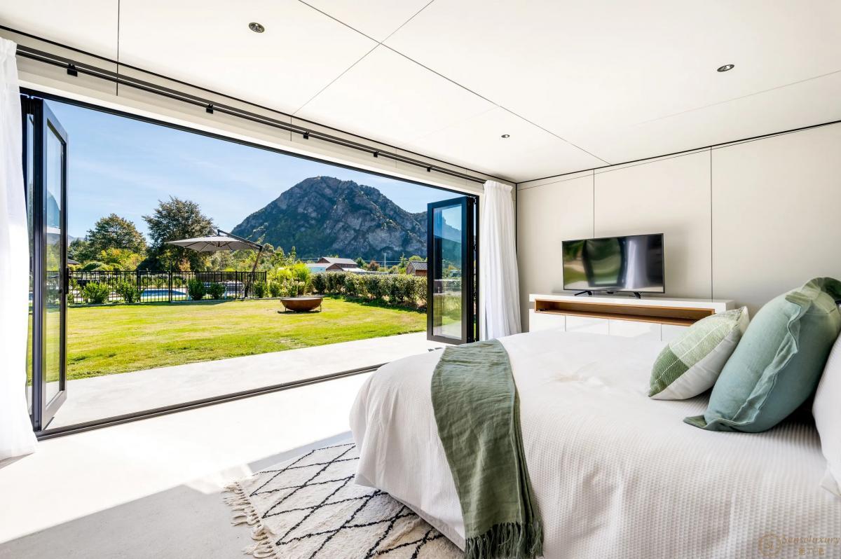 Riverbank Luxury - Photo 29