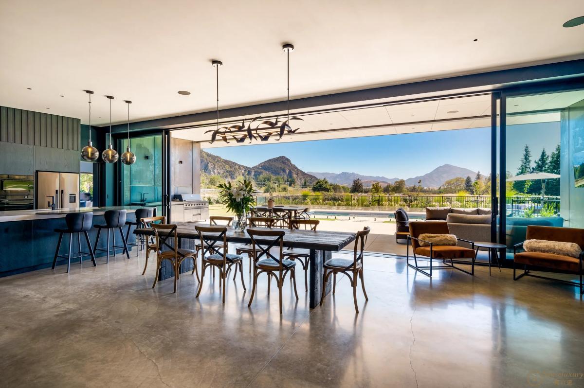 Riverbank Luxury - Photo 17
