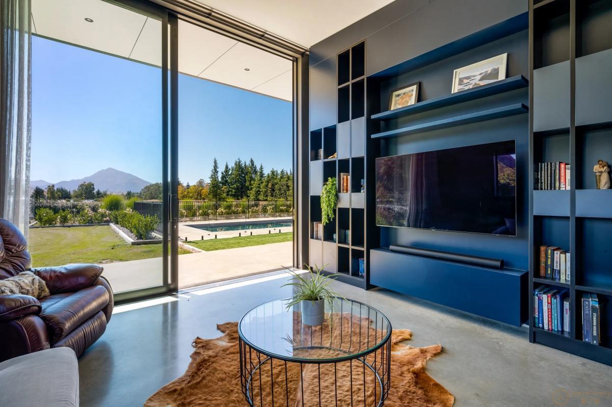 Riverbank Luxury - Photo 21