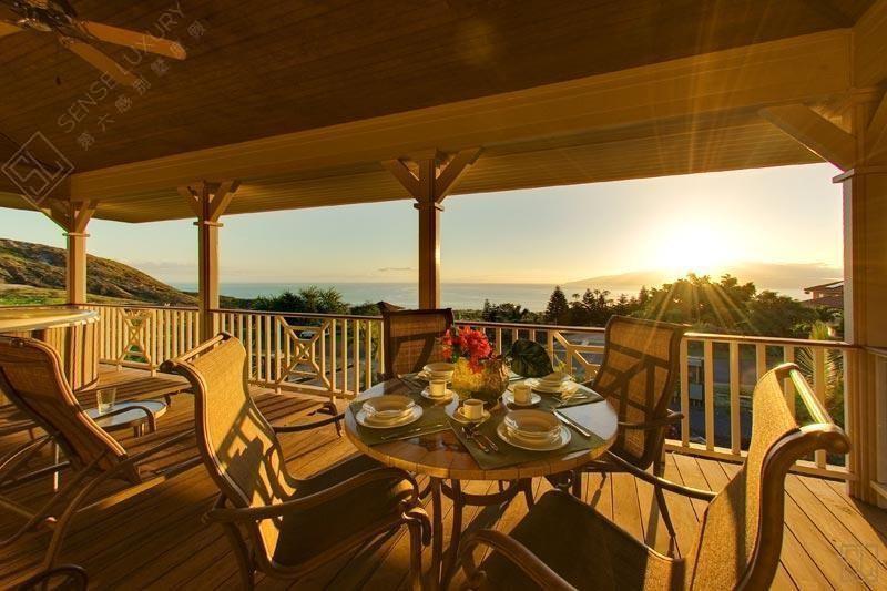 夏威夷茂宜岛(毛伊岛)日落远景别墅室外就餐区