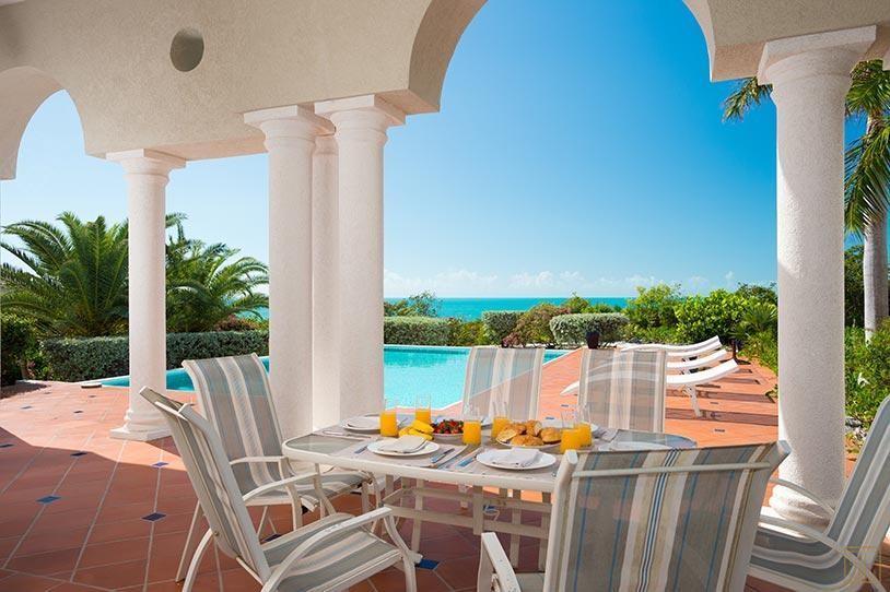 加勒比特克斯和凯科斯群岛制高点别墅室外就餐区