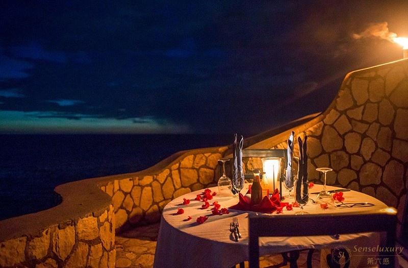 加勒比牙买加水畔悬崖别墅浪漫海景用餐区