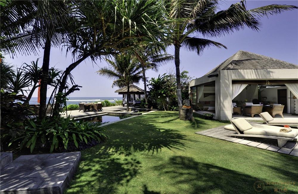 印尼巴厘岛玛雅海滨别墅草坪