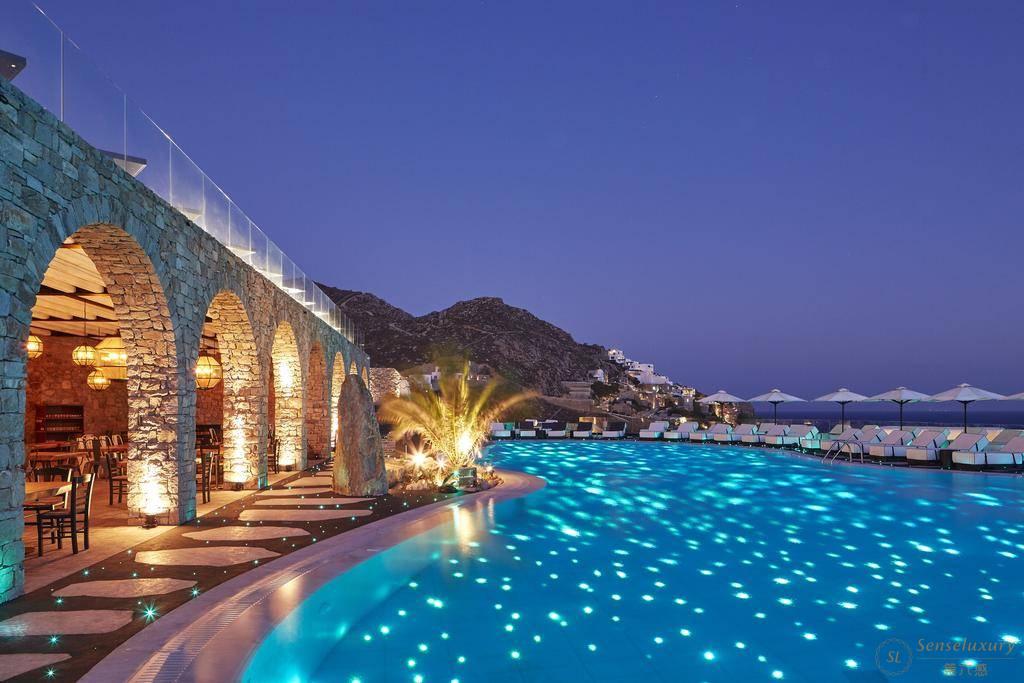 米克诺斯皇家水疗度假酒店——夜晚的泳池